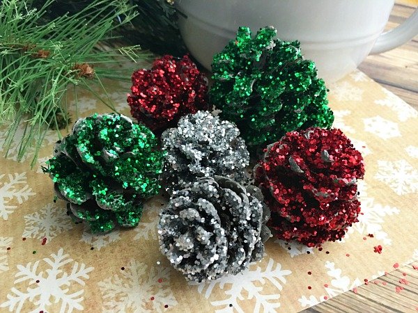 One of my favorite memories of winter and Christmas are making pine cone crafts and making pine cone Christmas decorations, like these DIY glitter pinecones