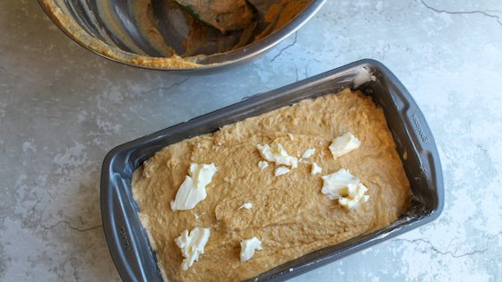 One of the best features of beer bread is that it requires no kneading or long rising times. Pair them together to get this easy pumpkin beer bread recipe. #beerbread #pumpkinbread #pumpkinrecipes #frugalnavywife | Beer Bread Recipes | Pumpkin Recipes | Pumpkin Bread Recipes | Fall Recipes | Bread Recipes