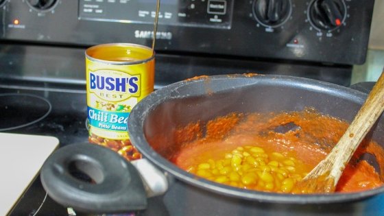 Bushs Beans just made life easier with their BUSHâ€™SÂ® Chili Beans! I share my Easy Meatless Chili you can make in under half an hour! #BUSHSChiliBeans #Ad #frugalnavywife #chillirecipe #chilli #dinner | Dinner Recipe | Chilli Recipe | Meatless Recipe | Meatless Chilli Recipe | Easy Dinner Ideas