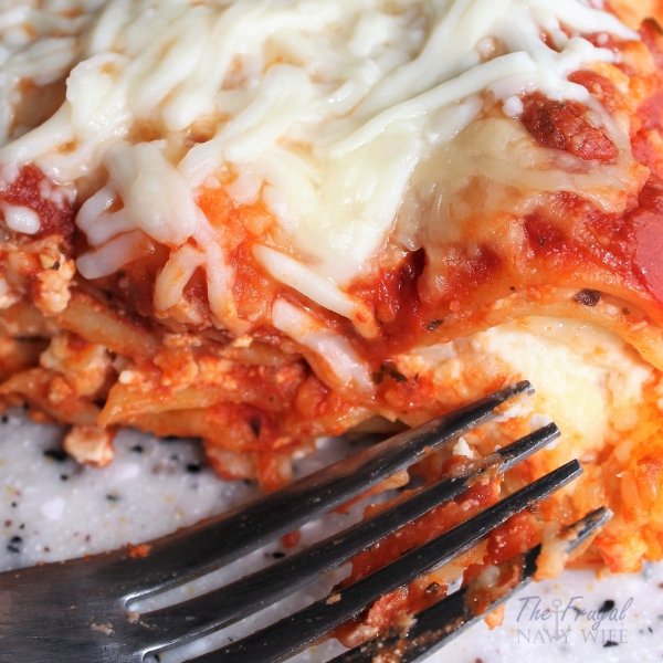 This easy Instant Pot Lasagna has quickly become a family favorite!Â Follow these step-by-step directions for the perfect dinner recipe. #dinnerrecipe #instantpot #lasagna #frugalnavywife | Dinner Recipe | Instant Pot Recipe | Instant Pot Dinner | Lasagna Recipe | Family Dinner Ideas