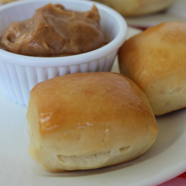 Copycat Texas Roadhouse Rolls & Honey Butter. It makes 24 rolls and we make it several times a month! Perfect side dish recipe for any meal. #texasroadhouse #copycatrecipe #rolls #honeybutter #frugalnavywife | CopyCat Recipes | Texas Roadhouse Recipes | Break Recipes | Honey Butter Recipes