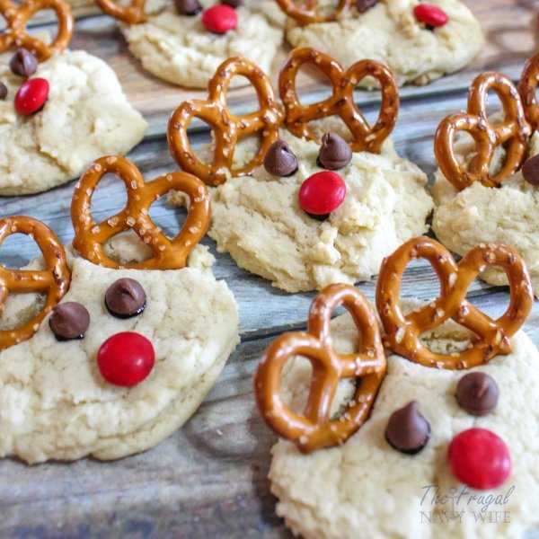 Looking for a super fun and easy Christmas cookie recipe that the kids can help you with? These Rudolph Cookies are easy and yummy and look so darn cute! #rudolph #cookies #christmas #frugalnavywife | Rudolph Cookies | Christmas Cookies | Christmas Baking | Recipes for Kids | Food Art |