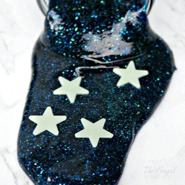 Want to know how to make galaxy slime? Then this super easy galaxy slime recipe is for you. Just minutes from start to finish. #slime #galaxyslime #kidsactivity #frugalnavywife | Slime Recipe | Galaxy Slime Recipe | Galaxy Unit | Kids Activities |