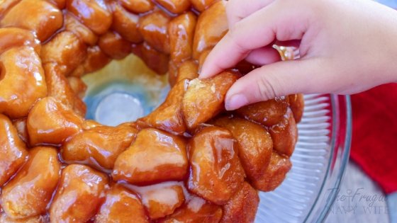 A simple customizable recipe for all occasions. This Paula Deen Monkey Bread is just the dessert recipe you need for your next gathering. #pauladeen #copycatrecipe #monkeybread #frugalnavywife | Monkey Bread Recipes | Paula Deen Recipes | Copycat Recipe | Dessert Recipe